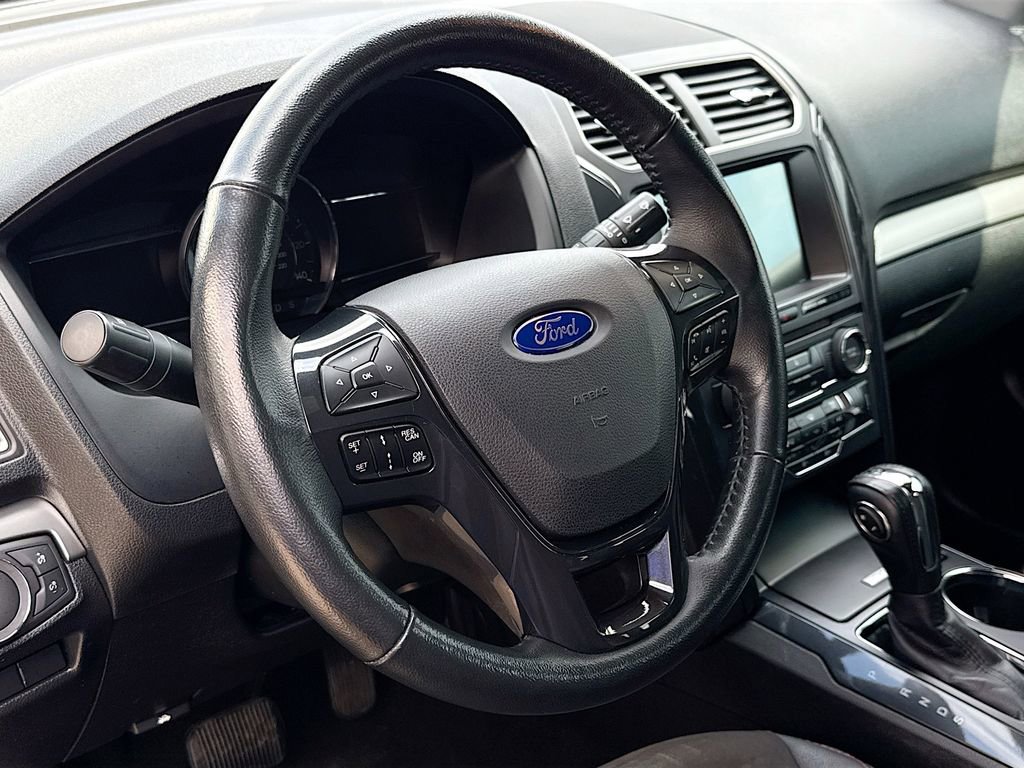 Used 2018 Ford Explorer XLT w/ Equipment Group 202A image 11