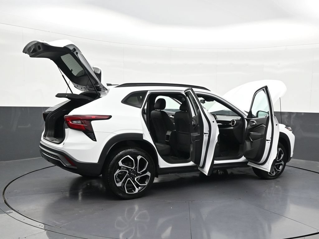 Used 2025 Chevrolet Trax RS FWD image 36
