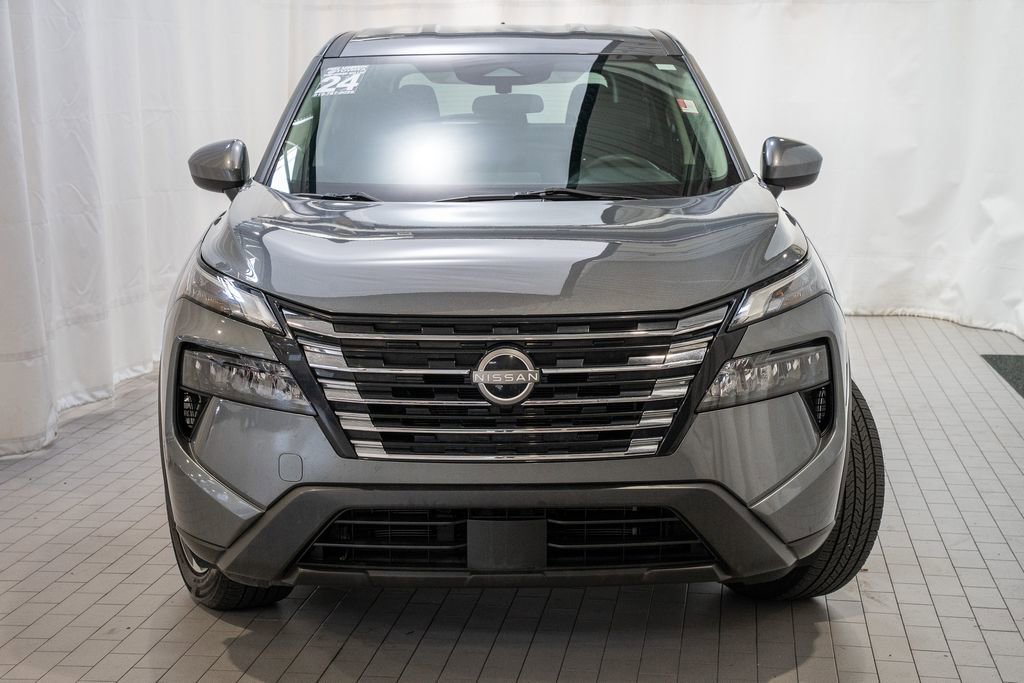 Used 2024 Nissan Rogue SV image 2