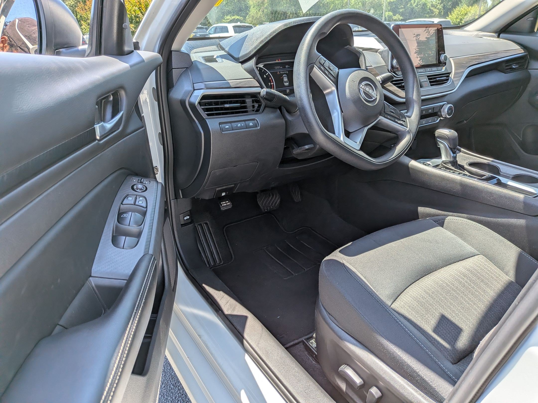 Used 2025 Nissan Altima 2.5 SV FWD image 11