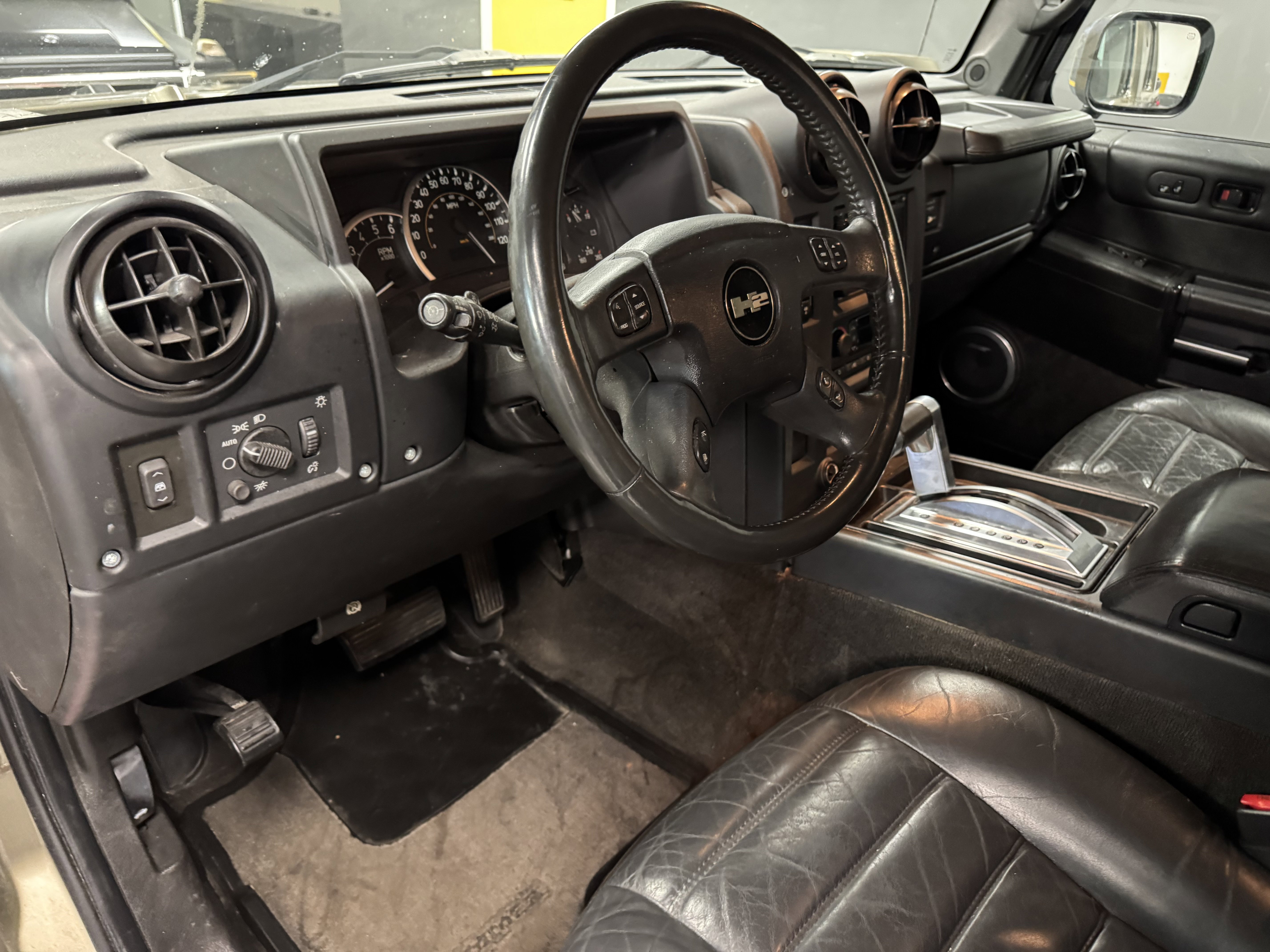 Used 2005 HUMMER H2 SUT w/ Preferred Equipment Group image 8