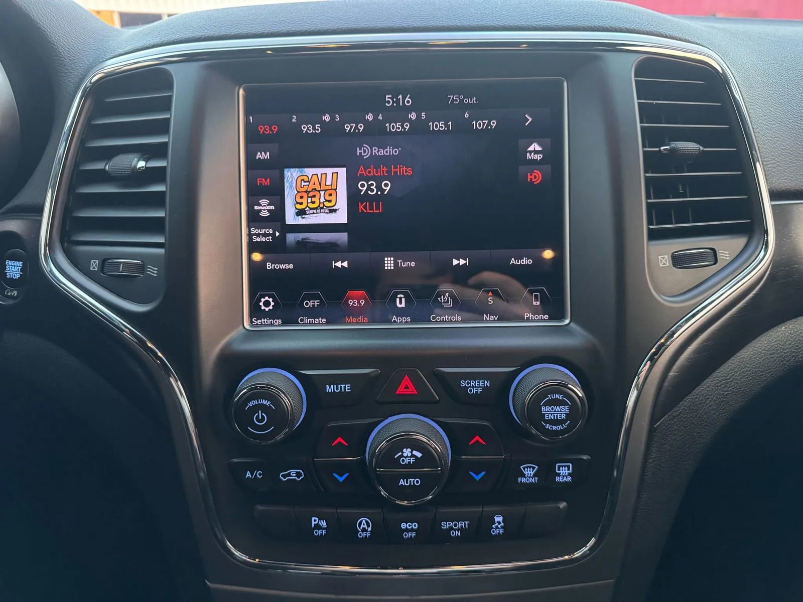 Used 2018 Jeep Grand Cherokee Altitude image 27