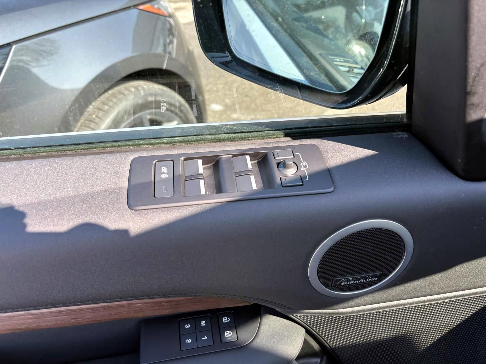 Used 2025 Land Rover Discovery S image 8