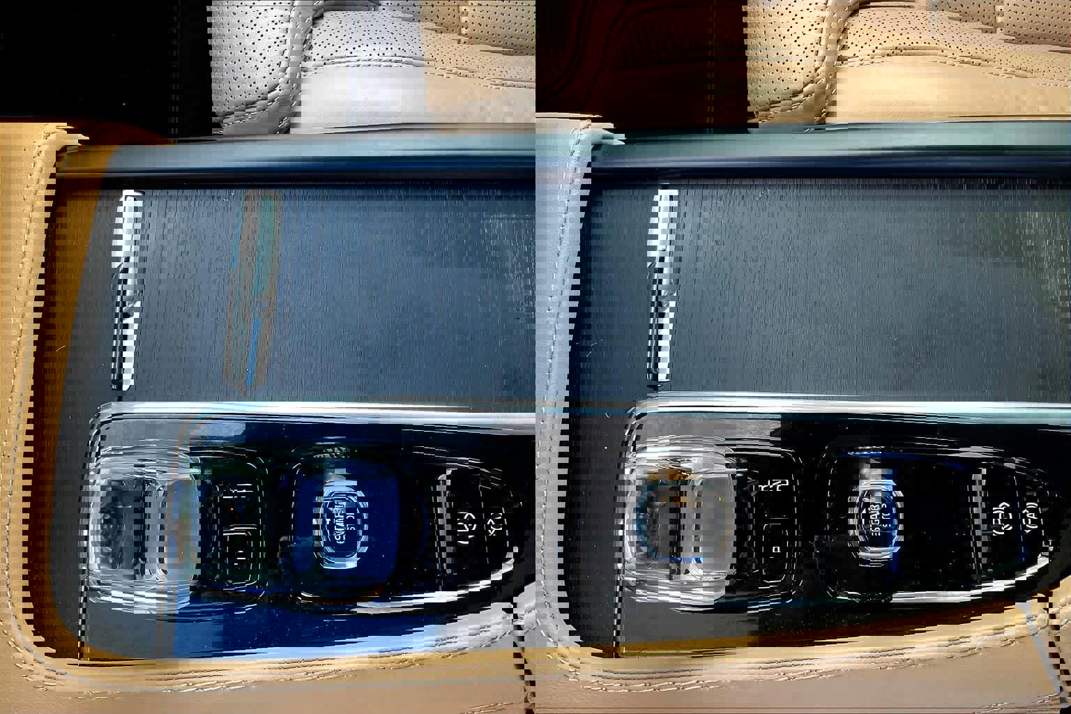 Used 2023 Volvo XC90 T8 Ultimate w/ Lounge Package image 20