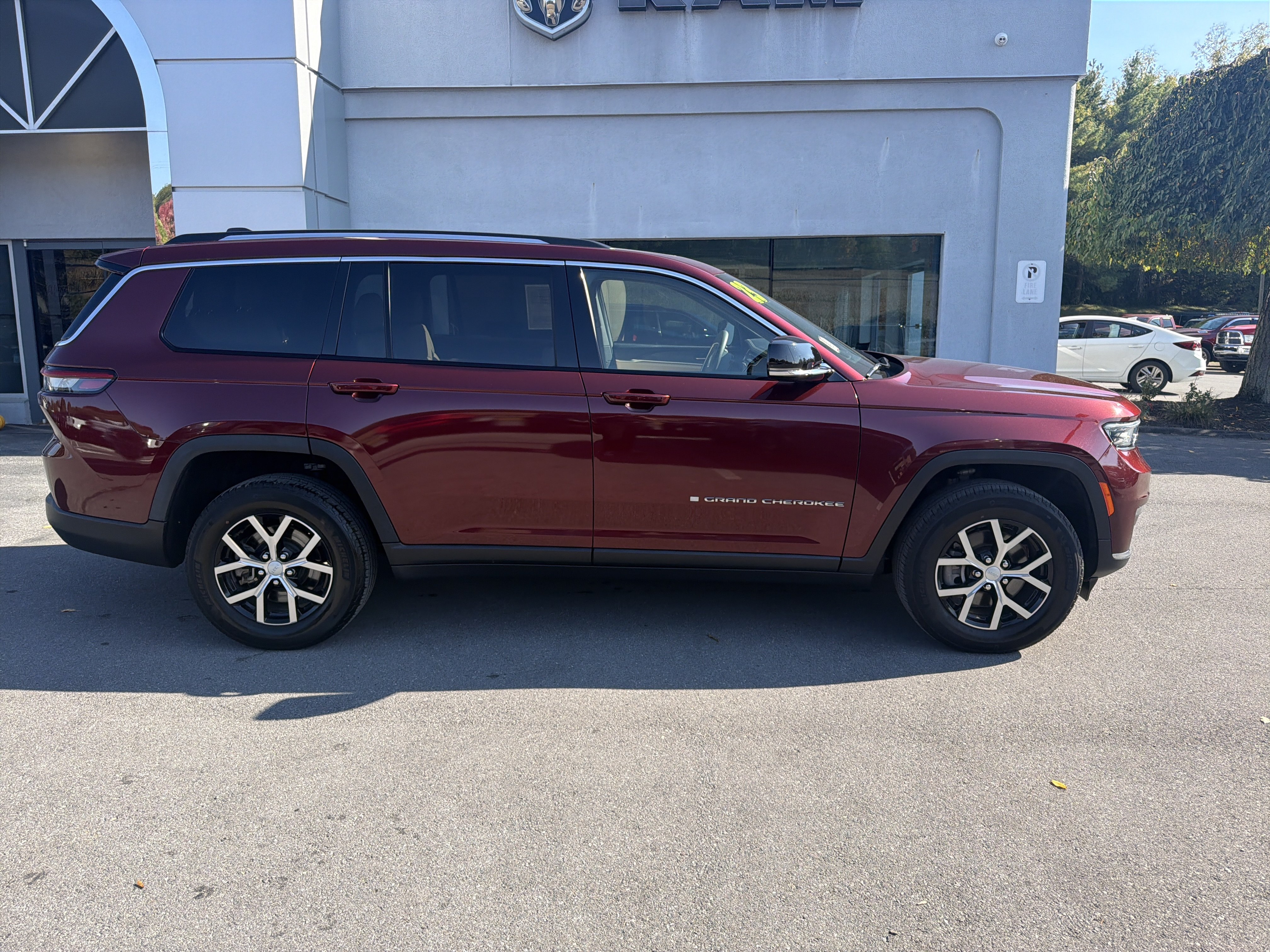 Used 2023 Jeep Grand Cherokee L Limited AWD/4WD image 2