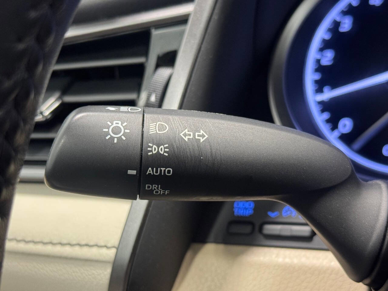 Used 2022 Toyota Camry XLE image 29