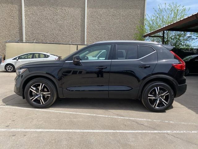 Used 2025 Volvo XC40 B5 Core image 2