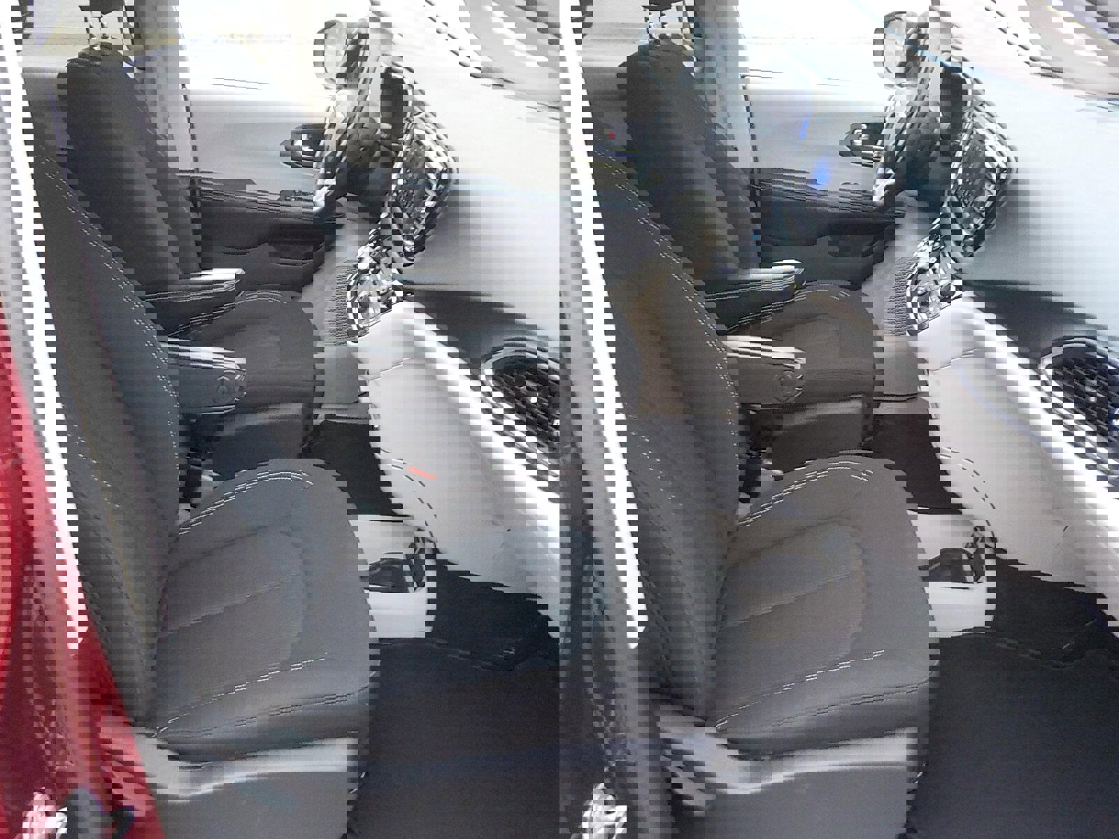 Used 2020 Chrysler Voyager LX image 21