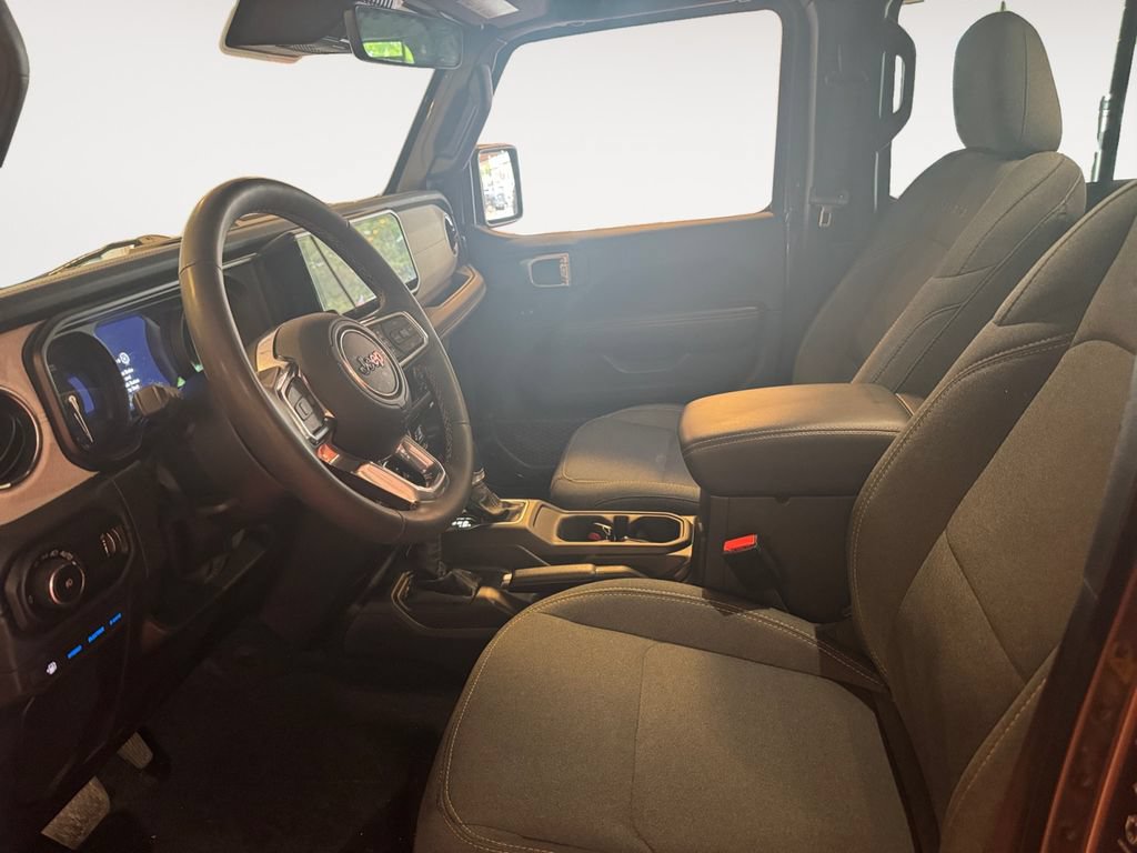 Used 2024 Jeep Wrangler Unlimited Sahara w/ Technology Group AWD/4WD image 9