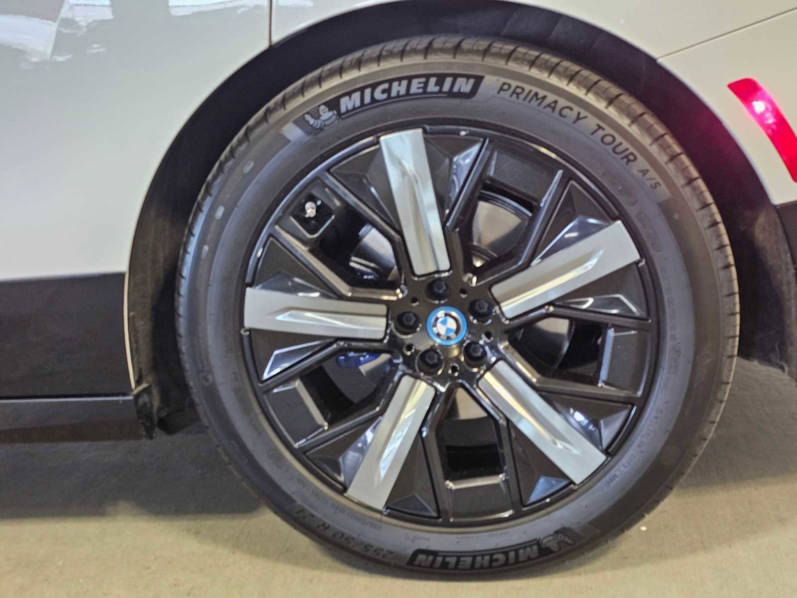 Used 2023 BMW iX xDrive50 w/ Premium Package AWD/4WD image 8