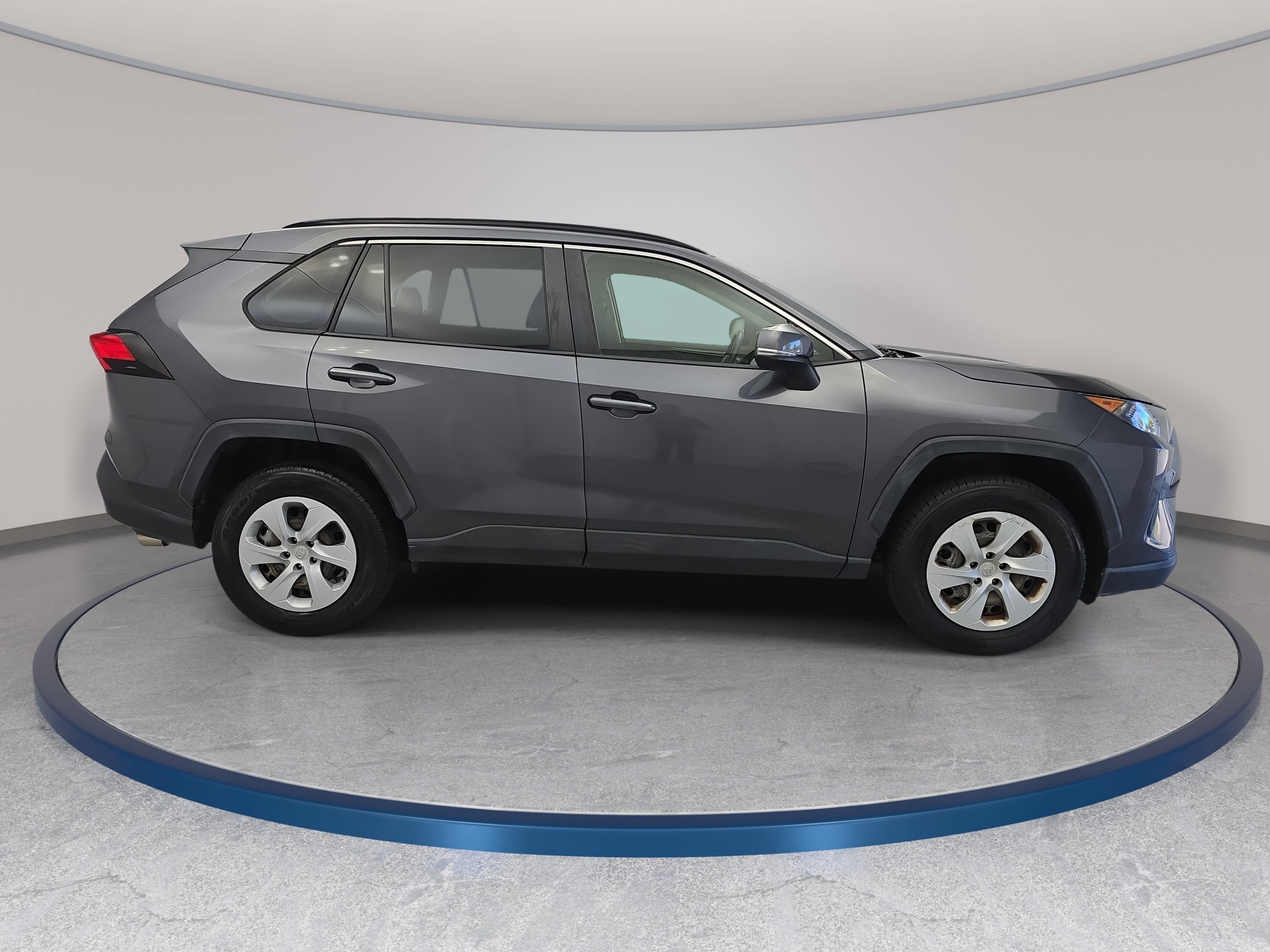 Used 2019 Toyota RAV4 LE FWD image 4