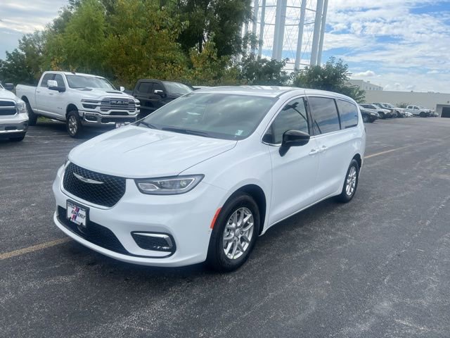 New 2026 Chrysler Pacifica Select