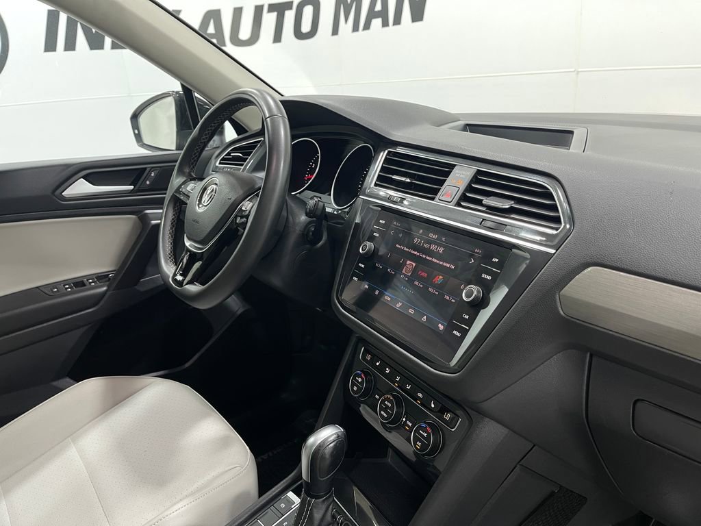 Used 2021 Volkswagen Tiguan SE w/ Panoramic Sunroof Package image 18
