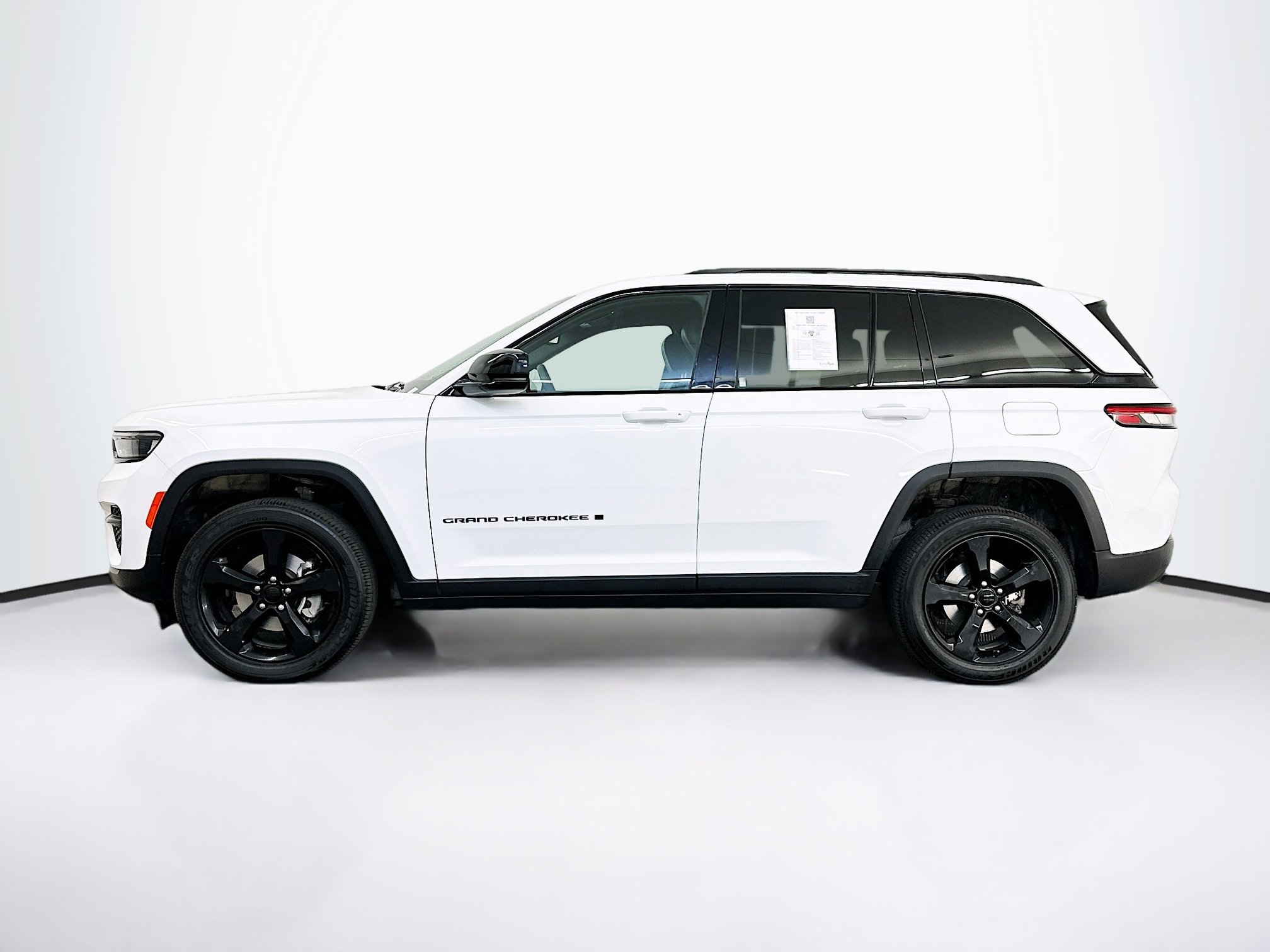Used 2022 Jeep Grand Cherokee Altitude image 4