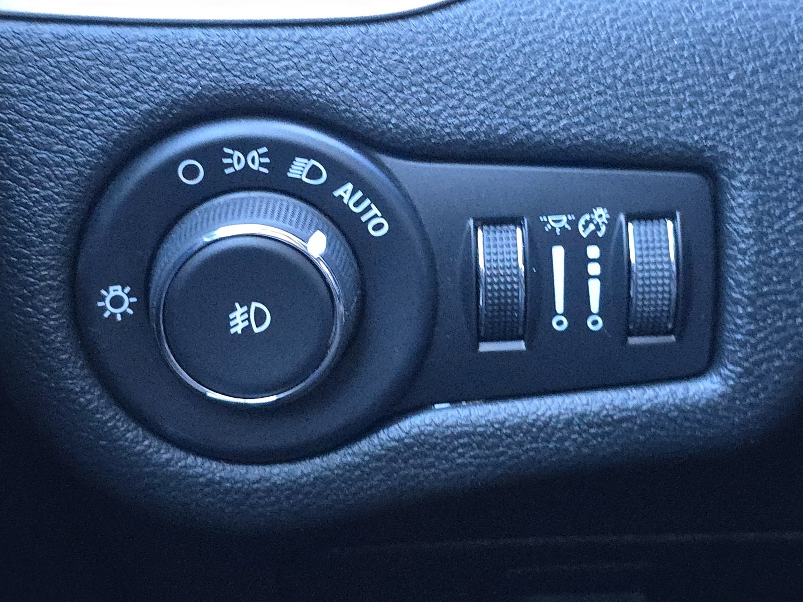 Used 2018 Jeep Cherokee Latitude Plus w/ Trailer Tow Group image 16