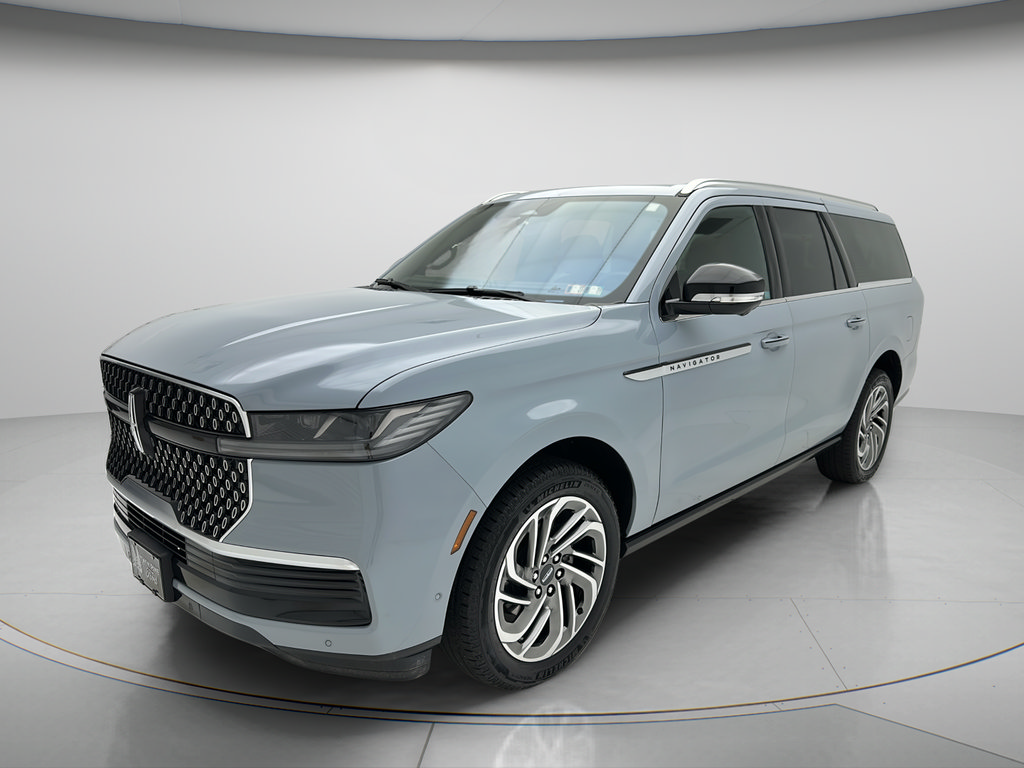 Used 2025 Lincoln Navigator L Reserve AWD/4WD image 3