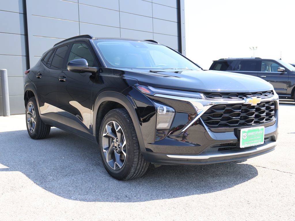 Used 2025 Chevrolet Trax LT FWD image 6
