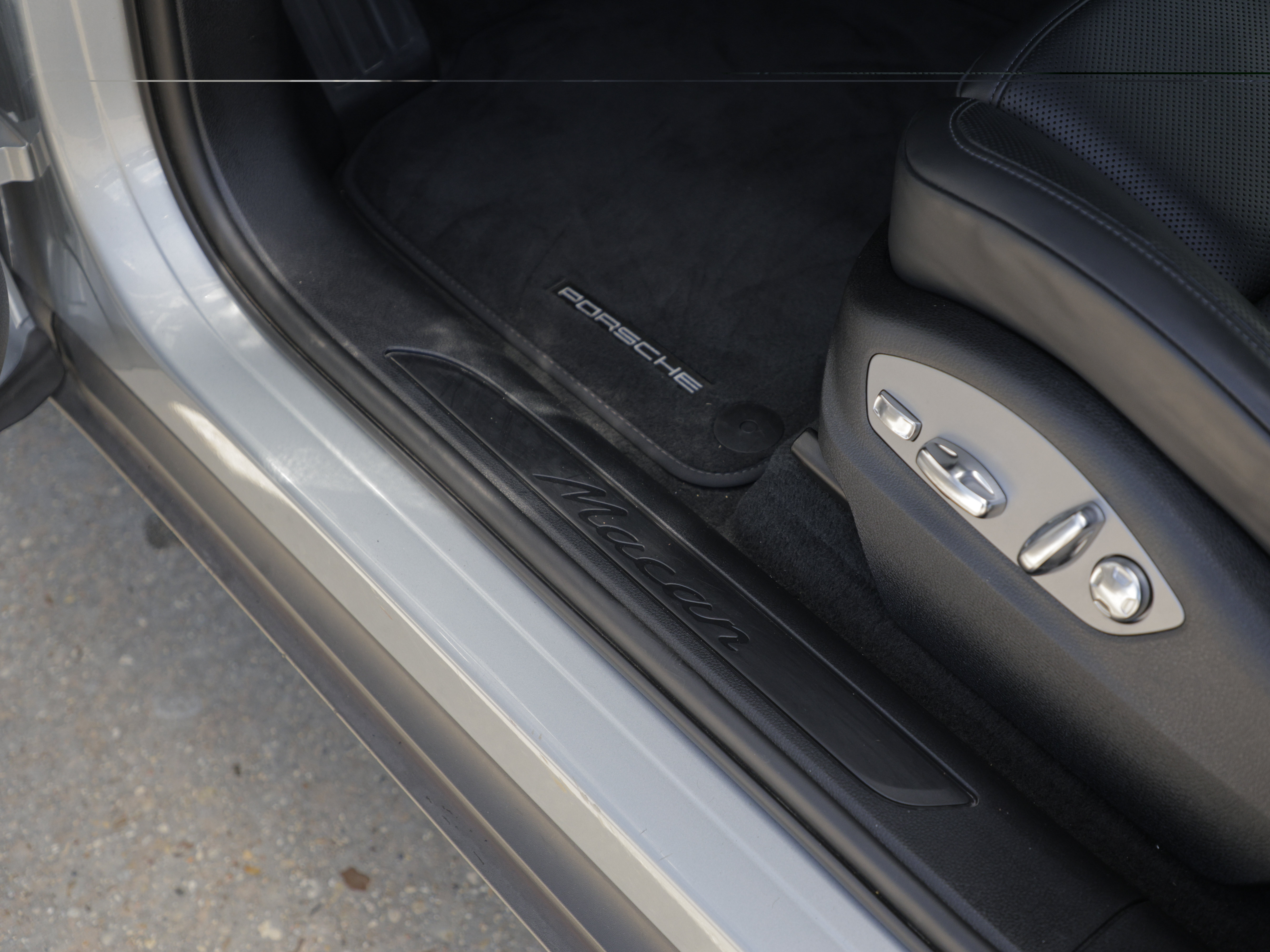 Certified 2023 Porsche Macan Turbo AWD/4WD image 18