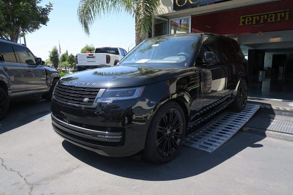 Used 2025 Land Rover Range Rover SE AWD/4WD image 2