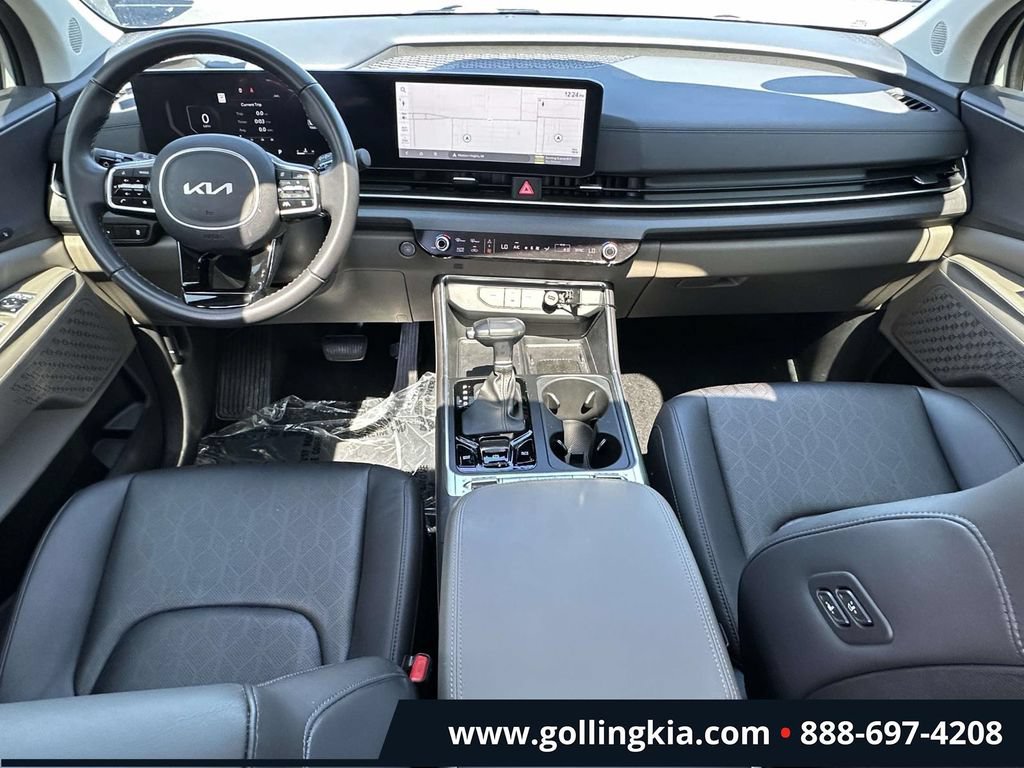 Certified 2025 Kia Carnival SX FWD image 10
