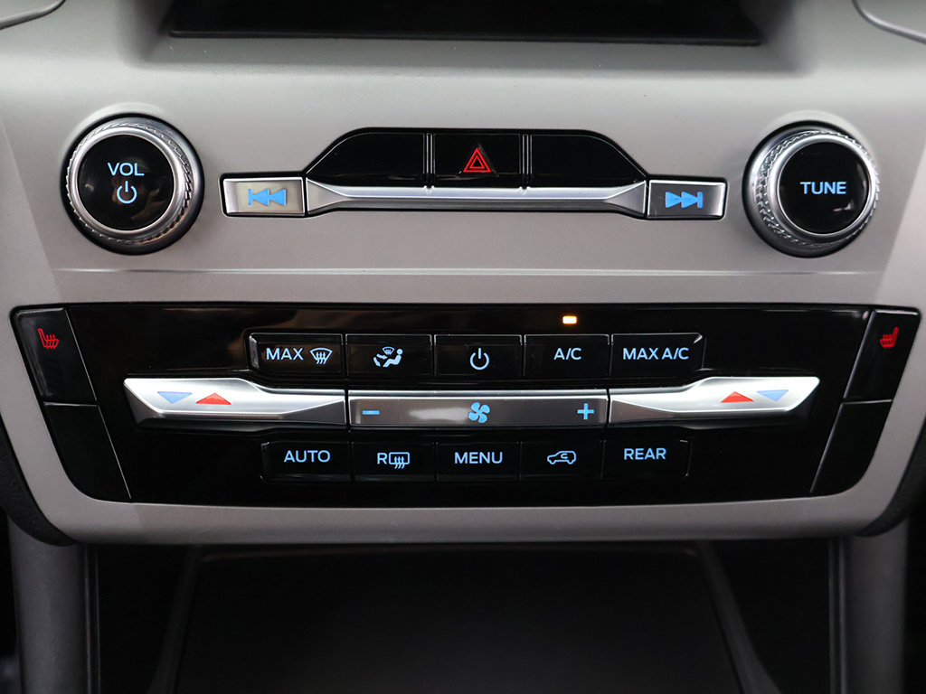 Used 2023 Ford Explorer XLT AWD/4WD image 51