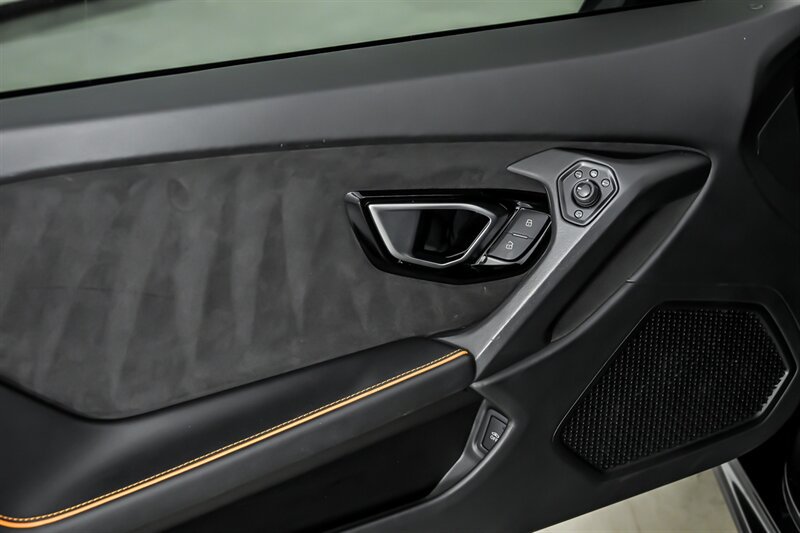 Used 2020 Lamborghini Huracan EVO RWD image 13