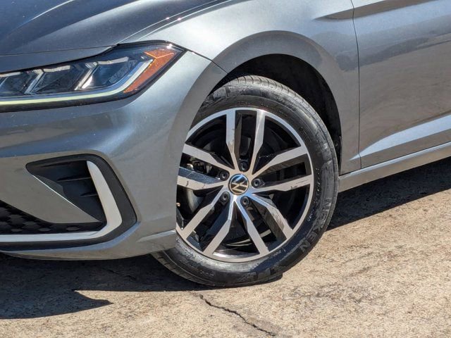 Used 2025 Volkswagen Jetta SE image 31