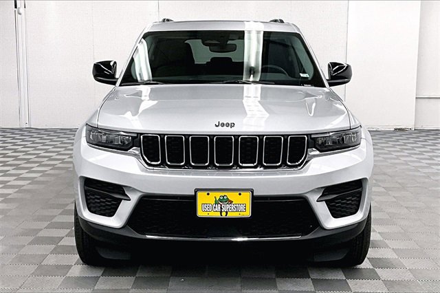 Used 2023 Jeep Grand Cherokee Laredo image 3