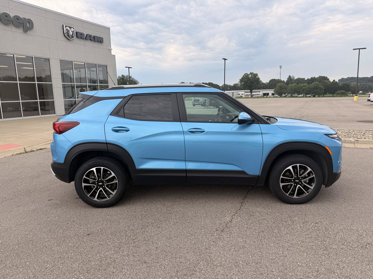 Used 2025 Chevrolet TrailBlazer LT AWD/4WD image 2