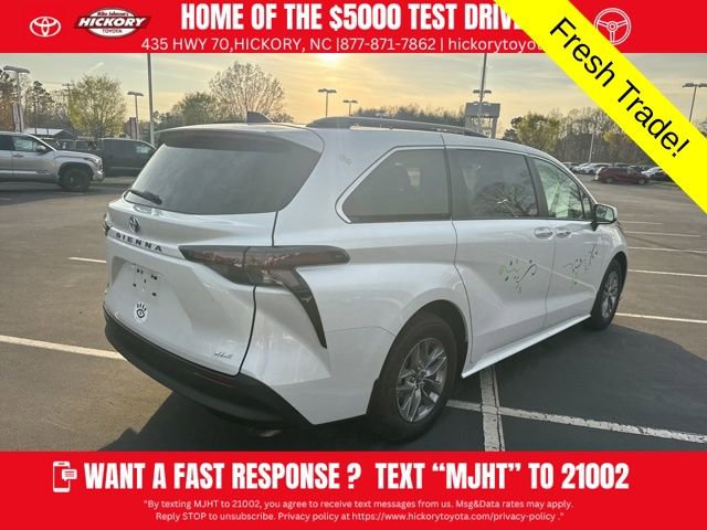 Used 2025 Toyota Sienna XLE image 3