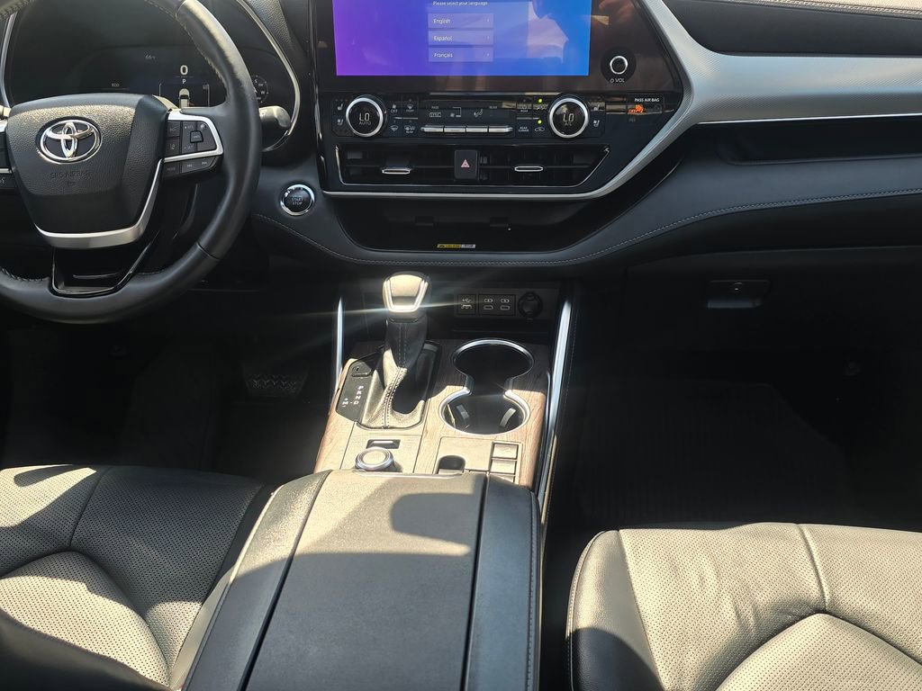 Used 2023 Toyota Highlander Platinum AWD/4WD image 16