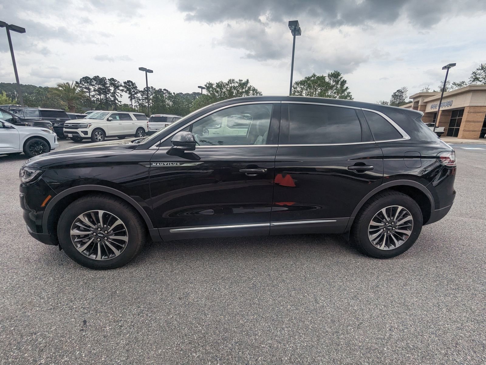 Certified 2023 Lincoln Nautilus AWD w/ Premium Package image 8