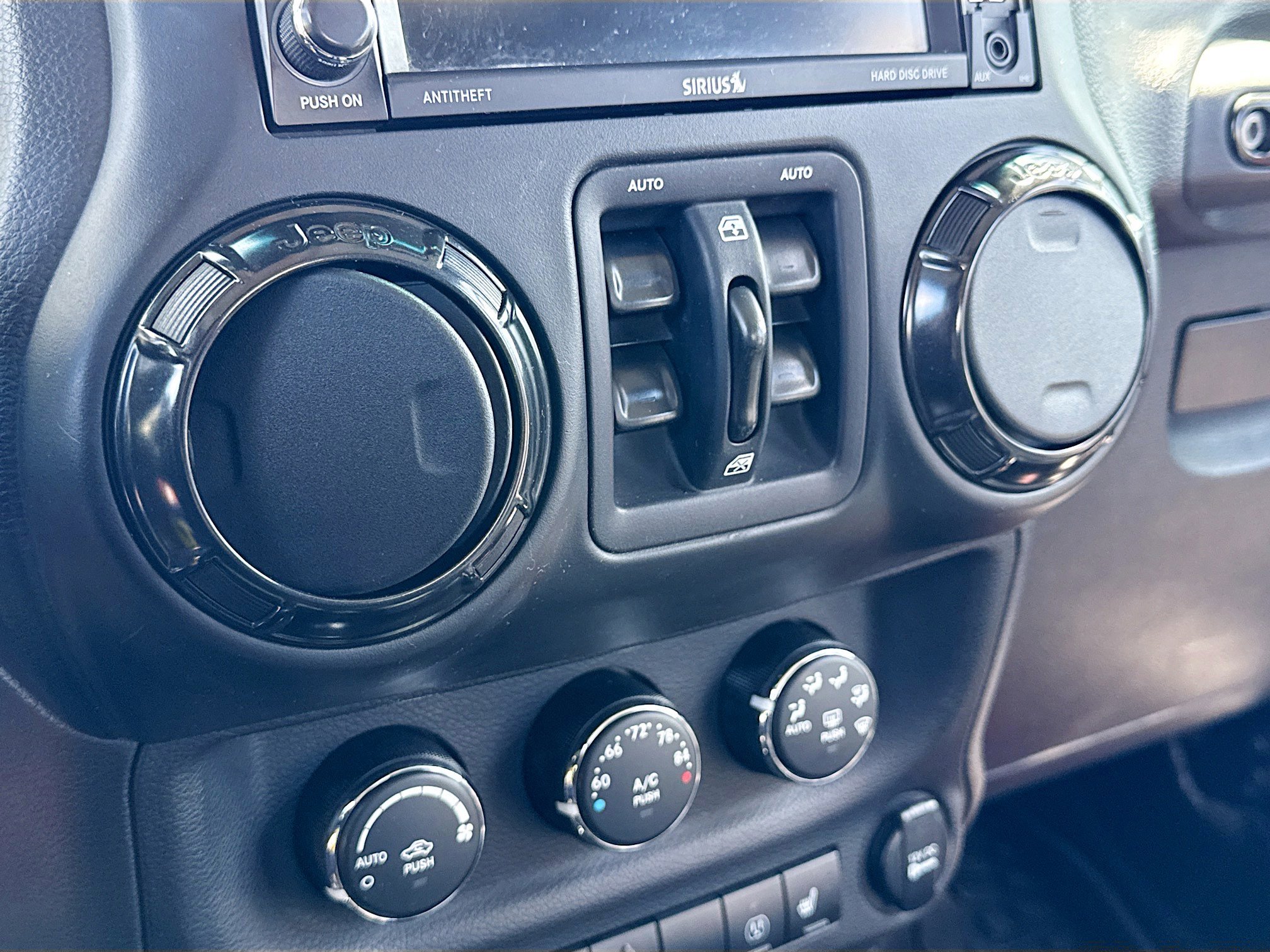 Used 2017 Jeep Wrangler Unlimited Rubicon AWD/4WD image 12