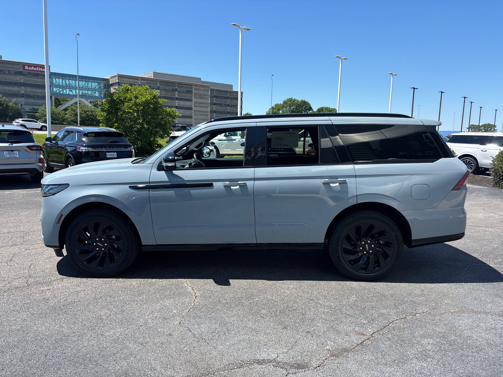 New 2026 Lincoln Navigator Reserve w/ Jet Appearance Package AWD/4WD image 4