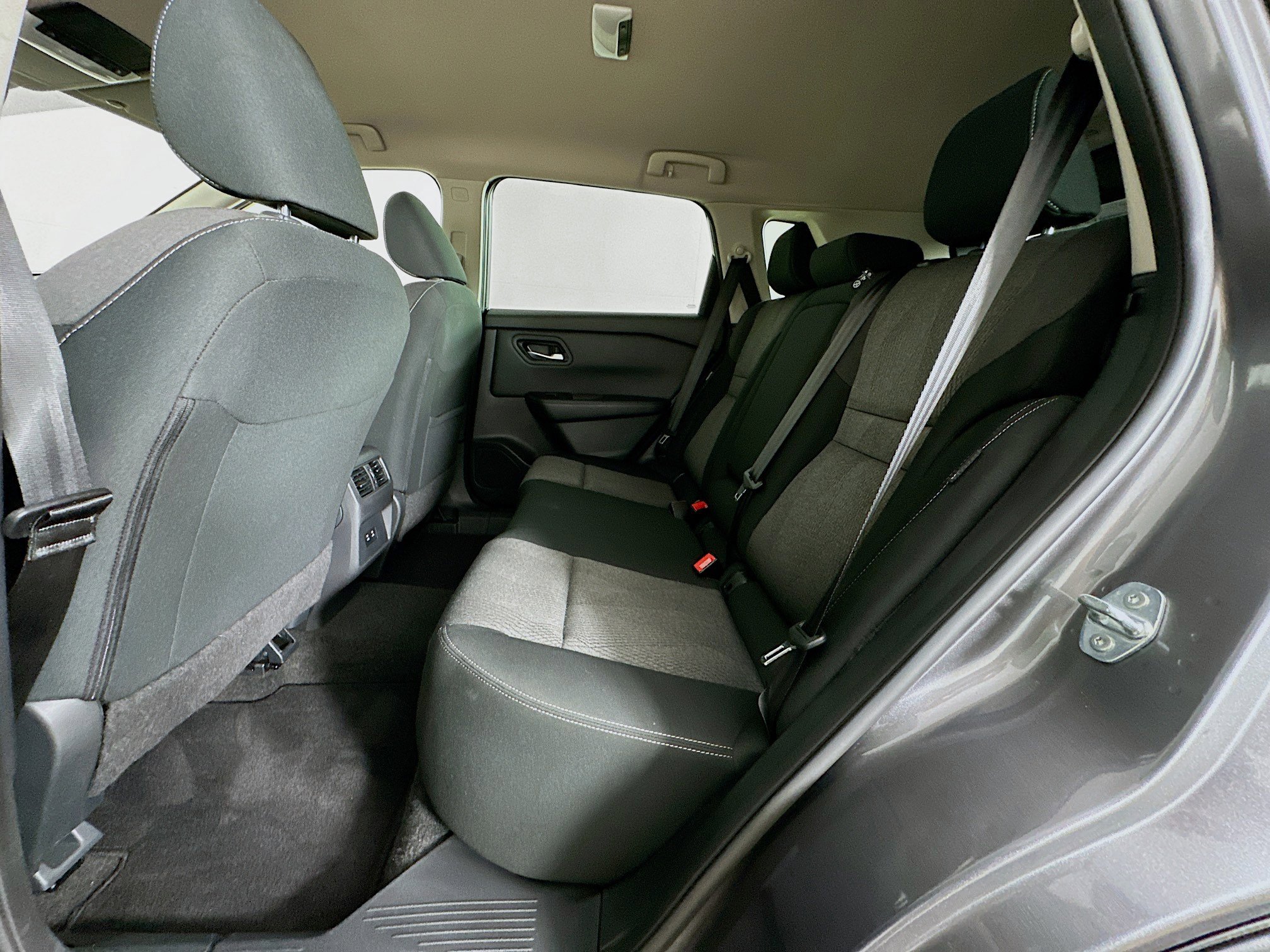 Used 2025 Nissan Rogue SV image 26