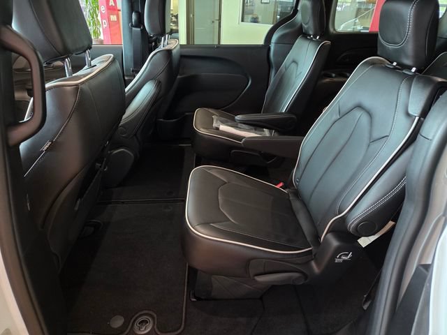 New 2027 Chrysler Pacifica Limited w/ S Appearance Package FWD image 6