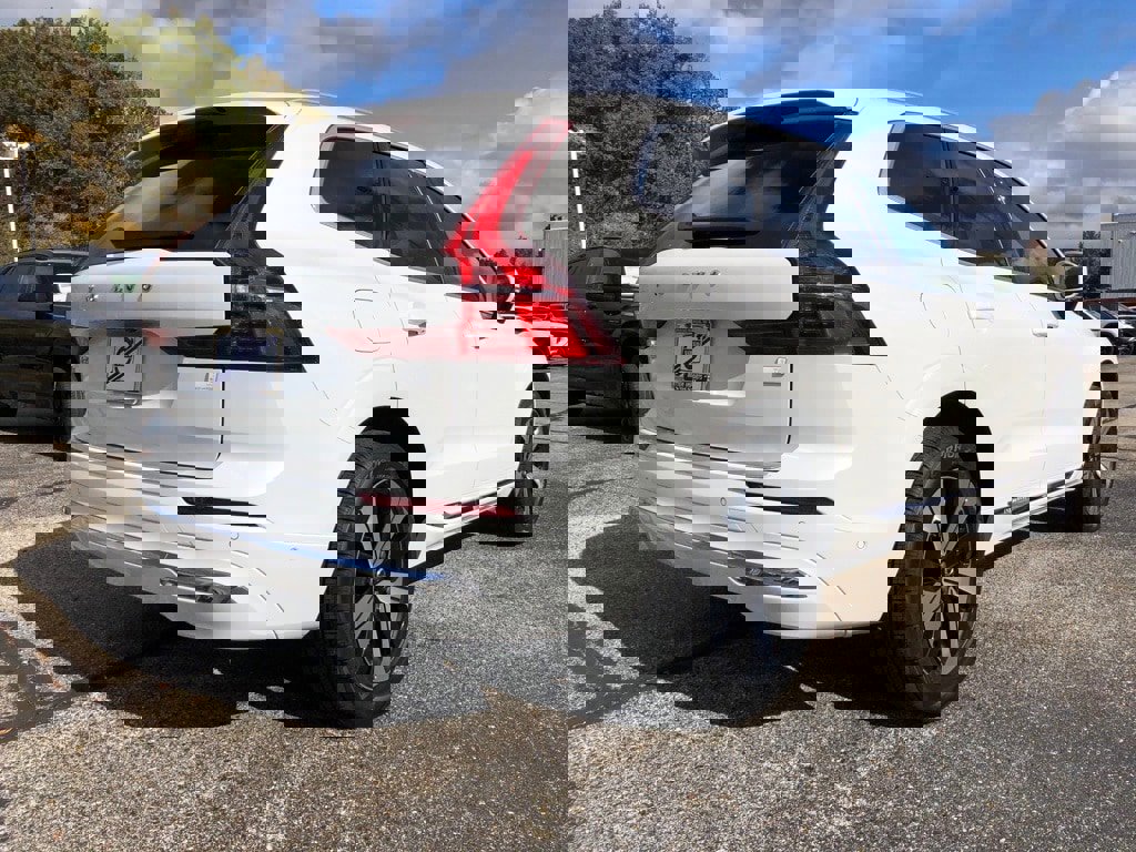 Used 2023 Volvo XC60 T8 Plus image 6