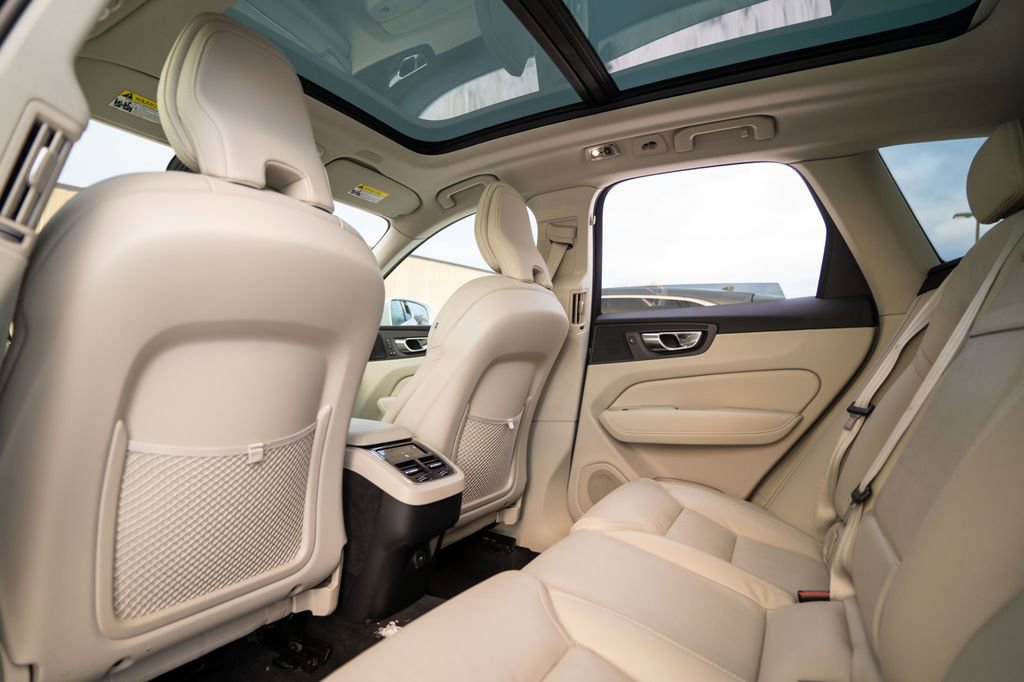 Used 2021 Volvo XC60 T5 Inscription w/ Advanced Package image 28