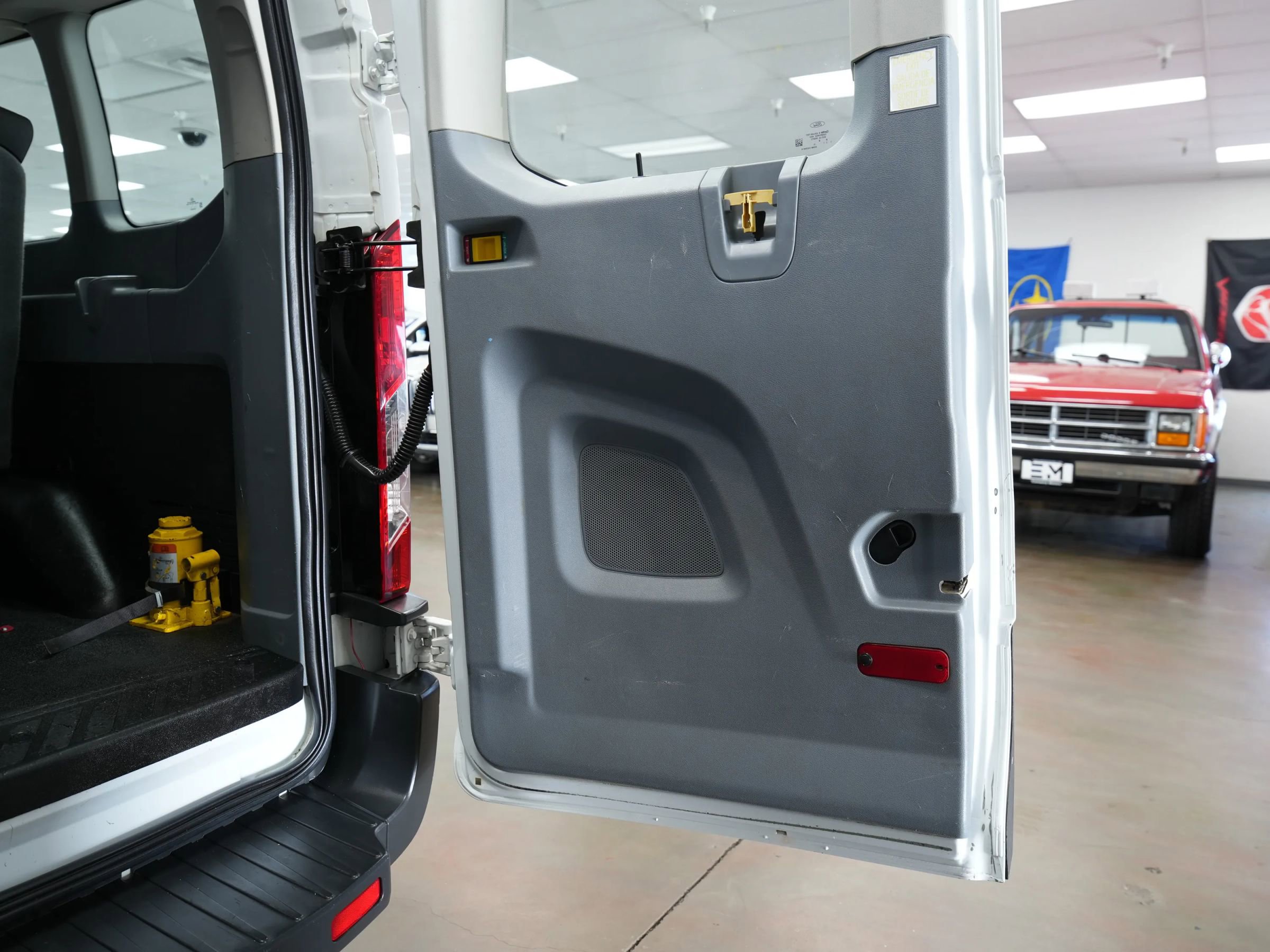 Used 2018 Ford Transit 350 XL image 38