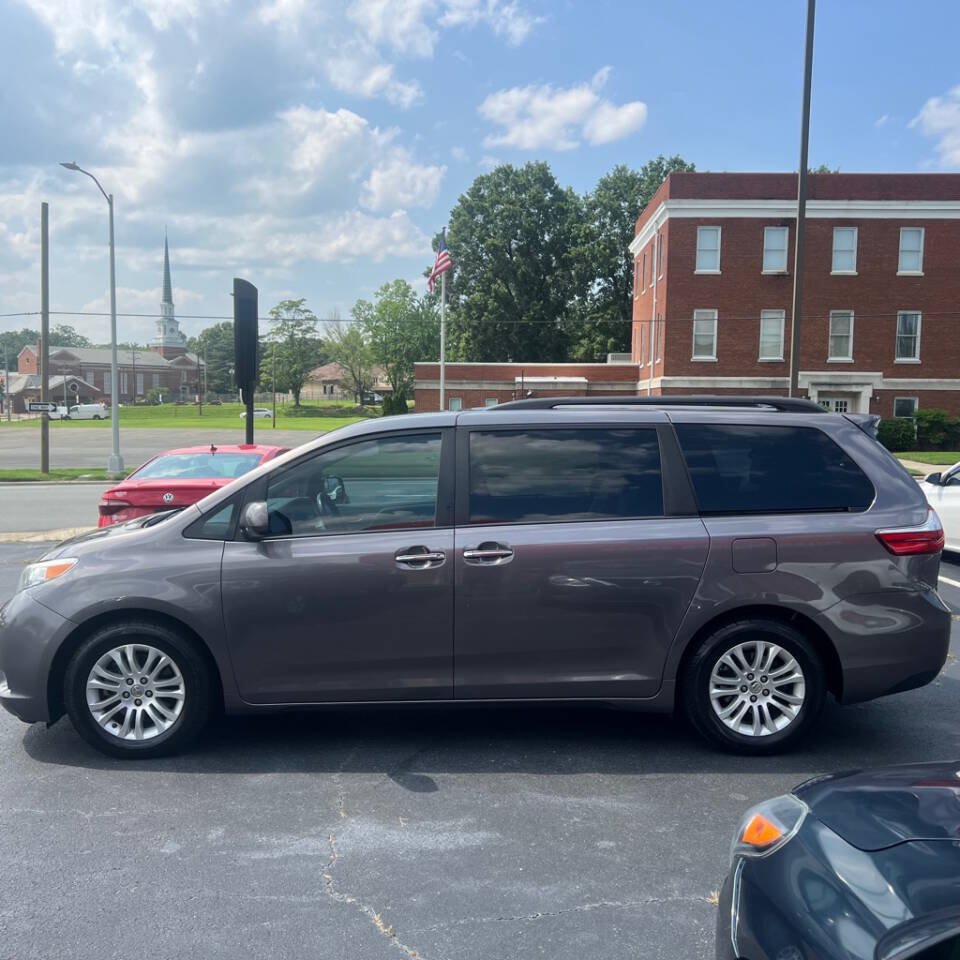 Used 2015 Toyota Sienna XLE FWD image 3