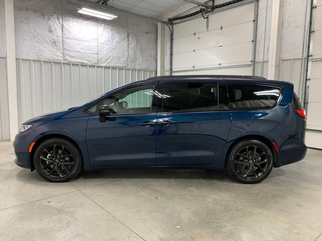 Used 2025 Chrysler Pacifica Limited FWD image 4