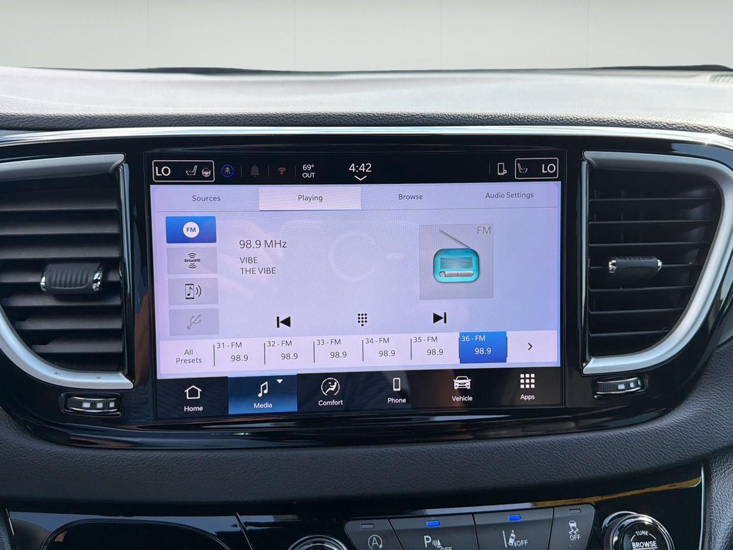 Used 2025 Chrysler Pacifica Select FWD image 25