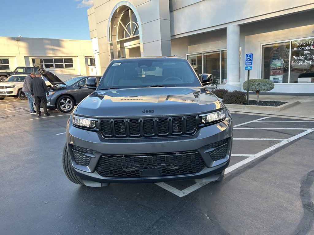 New 2025 Jeep Grand Cherokee Altitude image 7