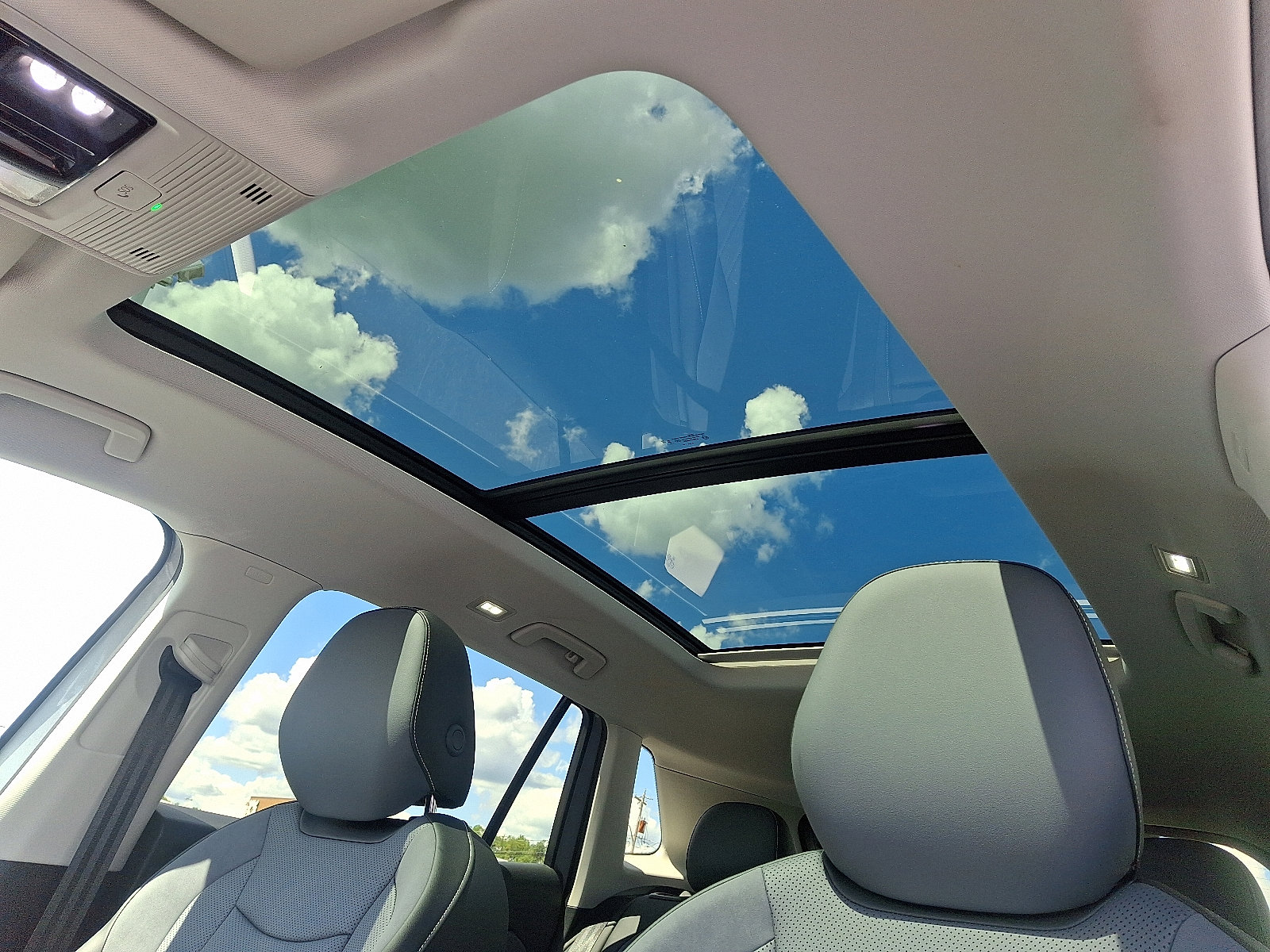 Certified 2025 Volkswagen Tiguan SE image 14