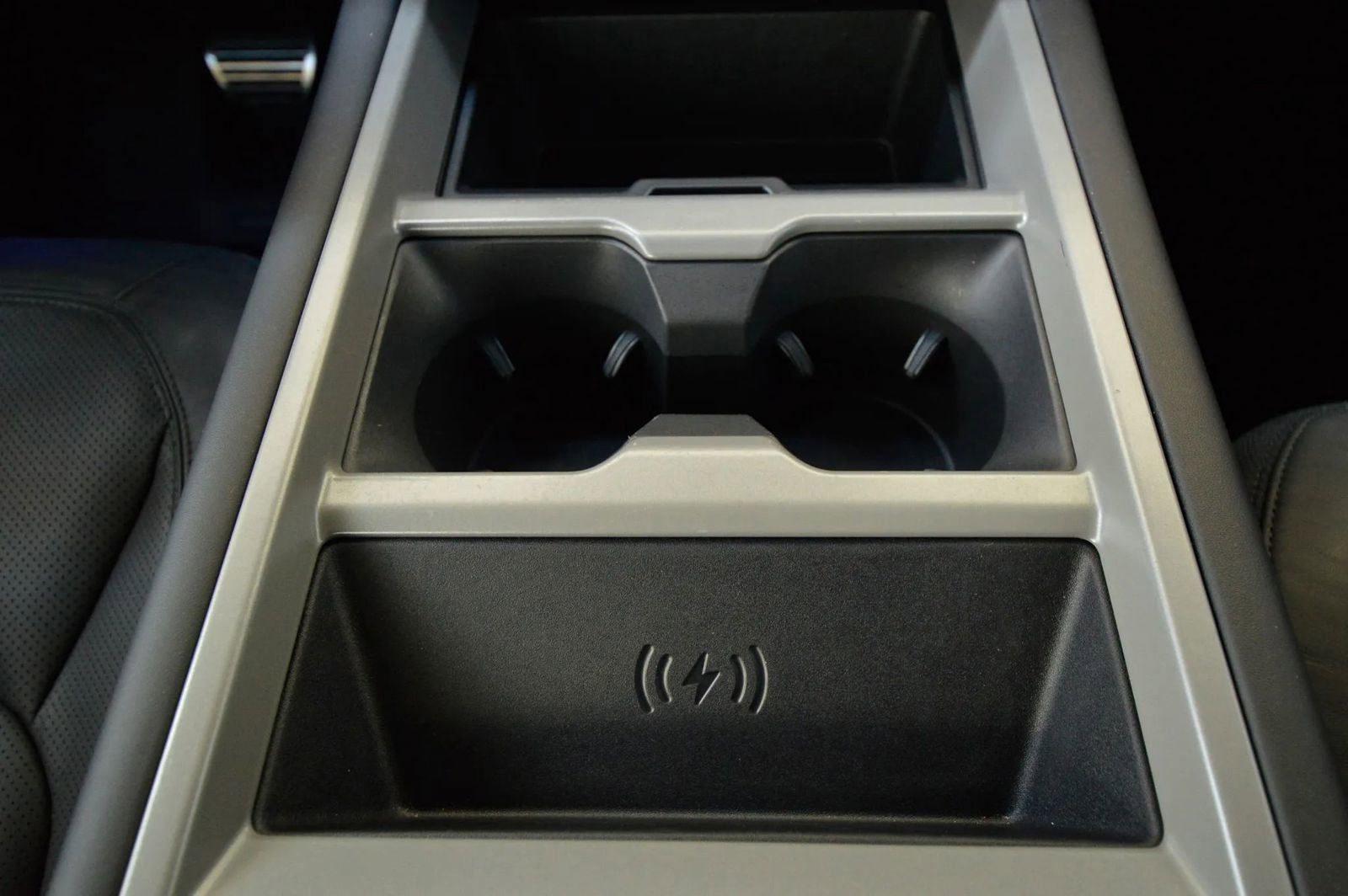 Used 2025 Land Rover Defender 130 V8 image 40