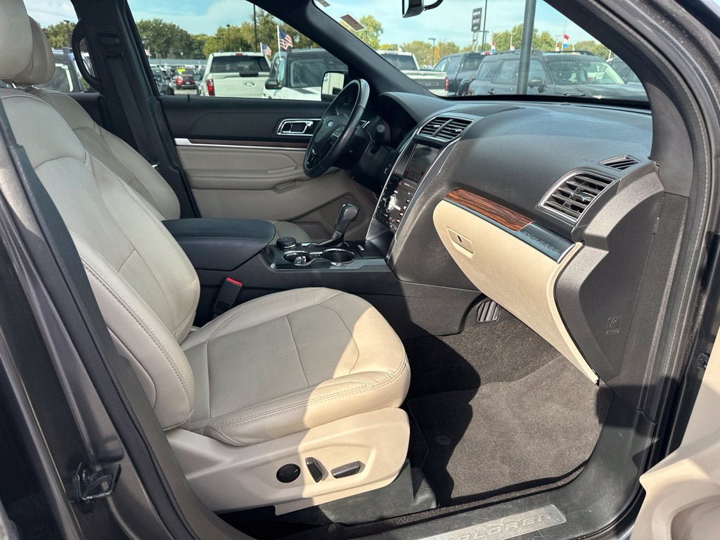Certified 2019 Ford Explorer Limited w/ Class III Trailer Tow Package AWD/4WD image 12