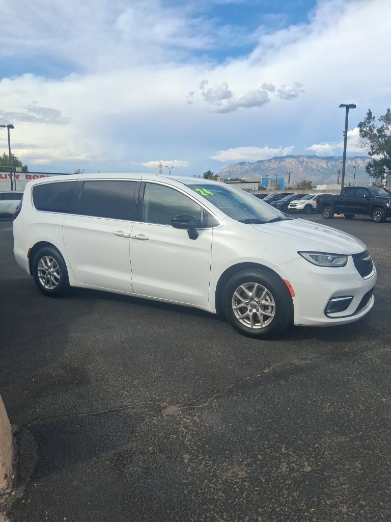 Used 2024 Chrysler Pacifica Touring-L FWD image 4