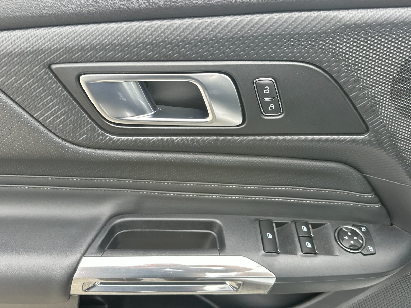 Used 2025 Ford Mustang Premium RWD image 12
