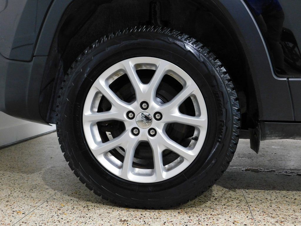 Used 2017 Jeep Cherokee Latitude w/ Comfort & Convenience Group AWD/4WD image 97
