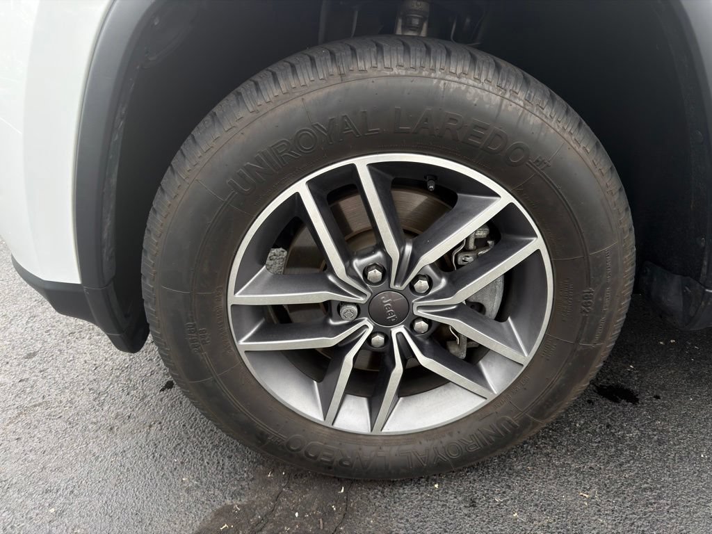 Used 2021 Jeep Grand Cherokee Laredo AWD/4WD image 10